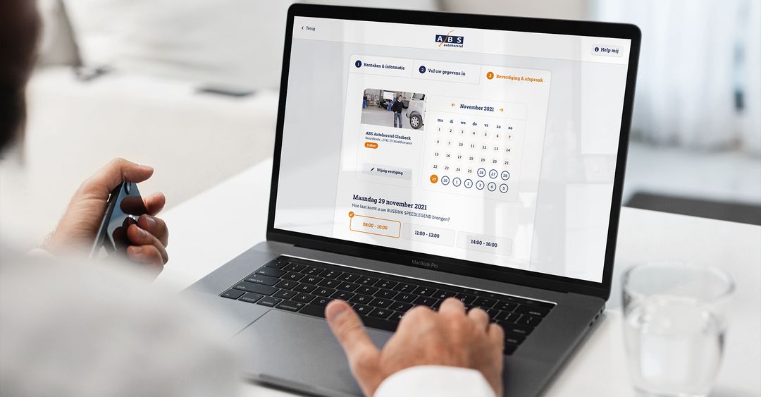 Medewerker van ABS Autoherstel werkt in het leerplatform