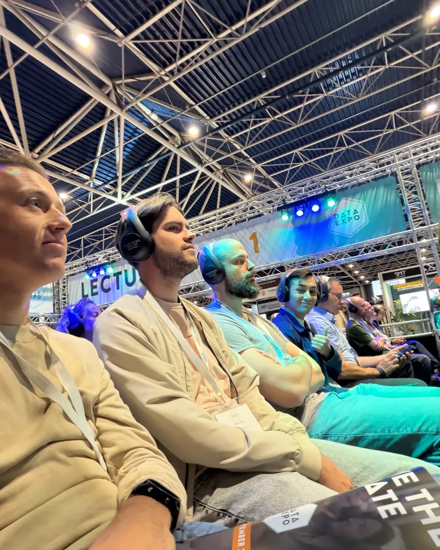 Collega's van Hatch volgen een lezing op de Data Expo