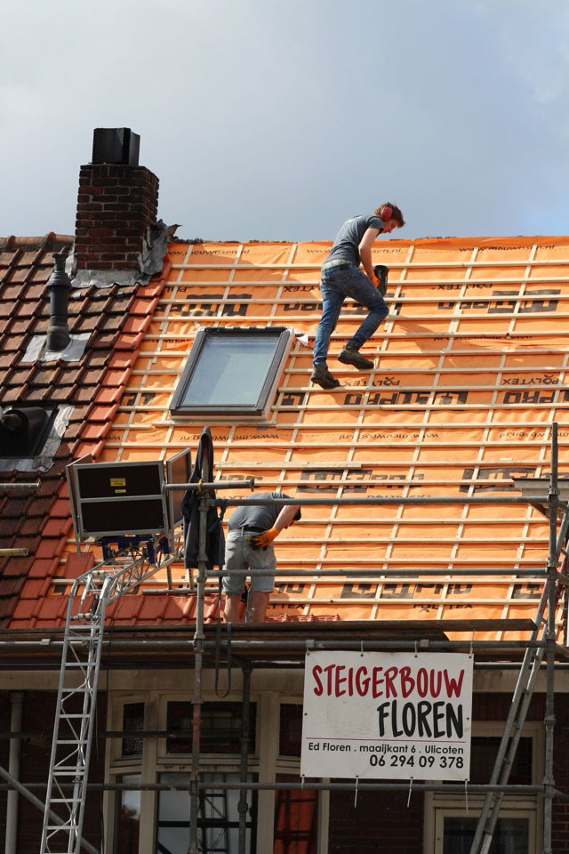 Installateurs aan het werk op een dak