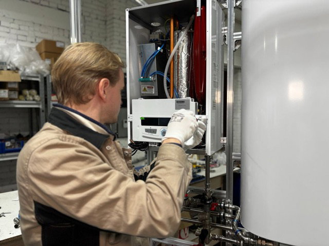 Monteur werkt aan een installatie
